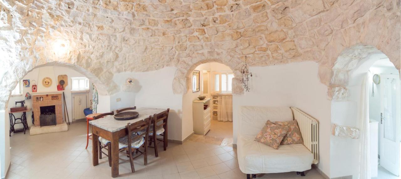 Trulli Girasoli E Viole Cocolicchio Kültér fotó