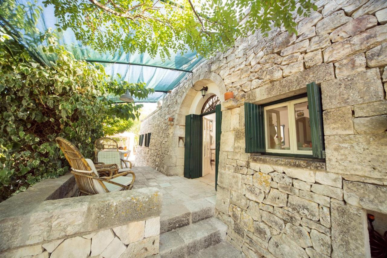 Trulli Girasoli E Viole Cocolicchio Kültér fotó