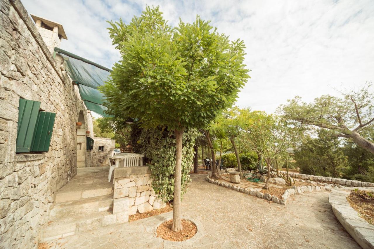 Trulli Girasoli E Viole Cocolicchio Kültér fotó