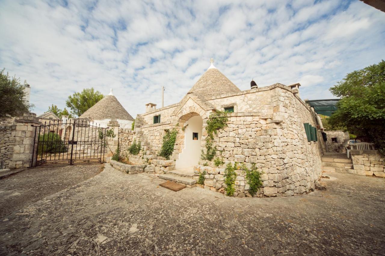 Trulli Girasoli E Viole Cocolicchio Kültér fotó