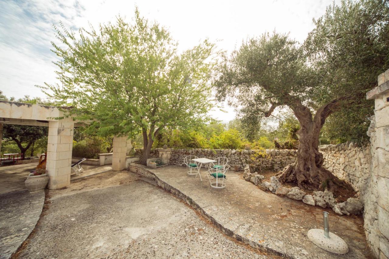 Trulli Girasoli E Viole Cocolicchio Kültér fotó